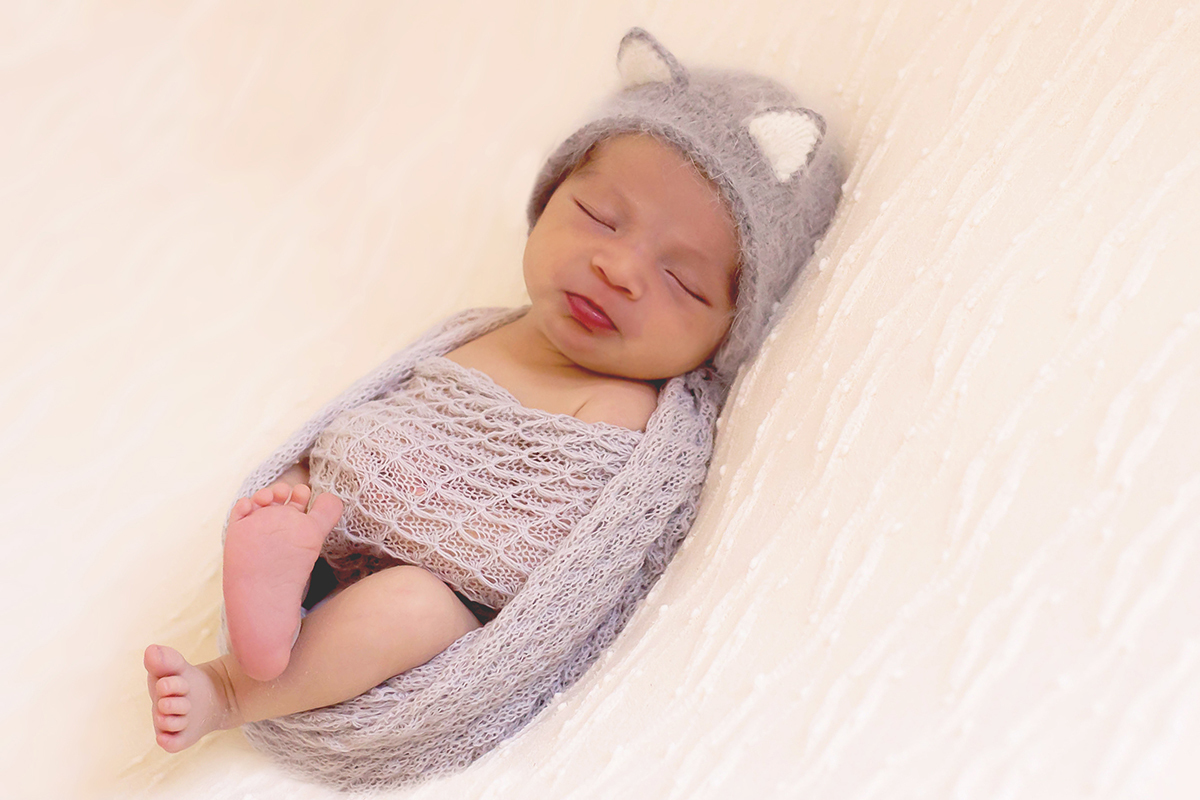 Ensaio de recem nascidos em Pará de Minas do João Miguel. Bebê no puff enrolado no wrap.