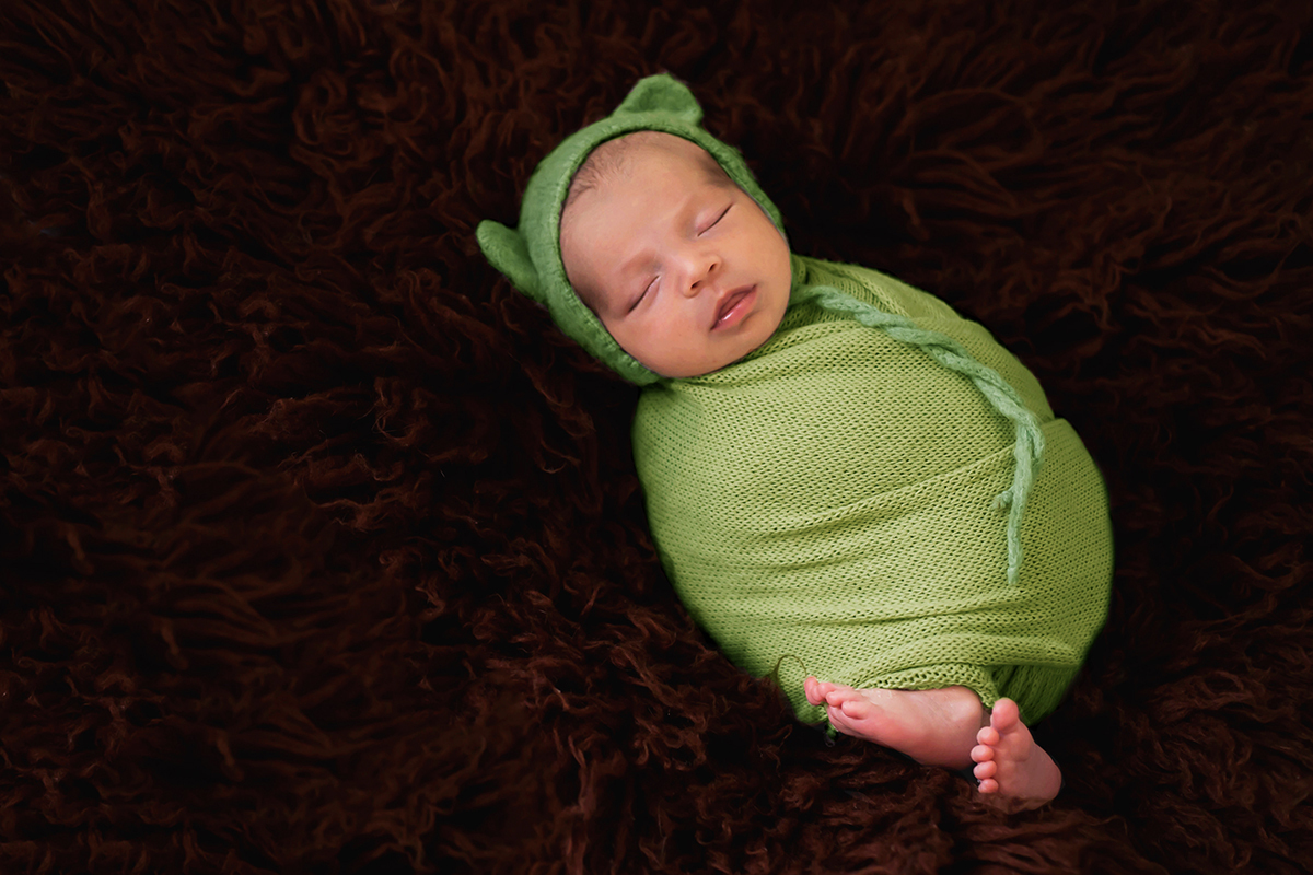 Fotografia de Newborn enroladinho no wrap do João Miguel de 17 dias, realizado em Para de Minas.