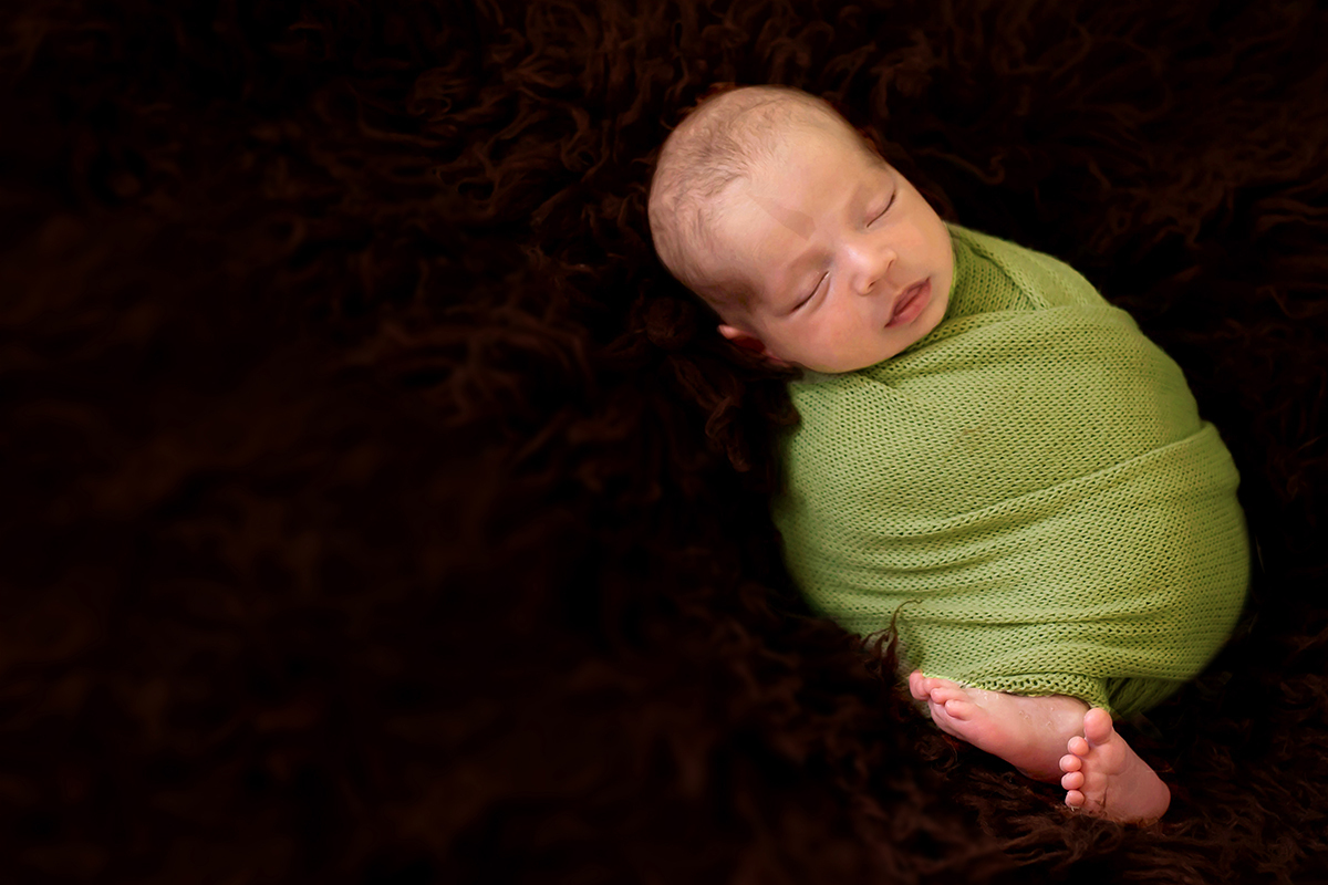 Fotografia de recém nascido do joão Miguel de 17 dias em Pará de Minas. Pose bebê enrolado no wrap. Ensaio em Pará de Minas.