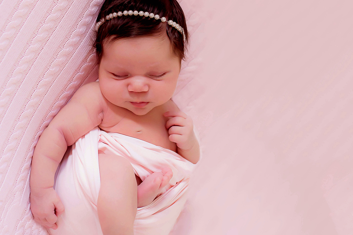 Ensaio de recem nascido da Valentina de 17 dias. Uma bebê linda, fofa e cheia de personalidade. Pose no puff.