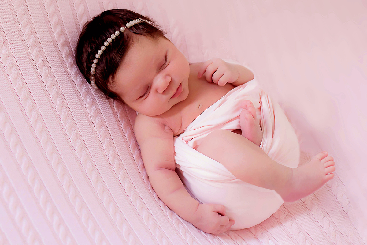 Ensaio newborn pose no puff da Valenina de 17 dias. Ensaio realizado na cidade de Pará de Minas.