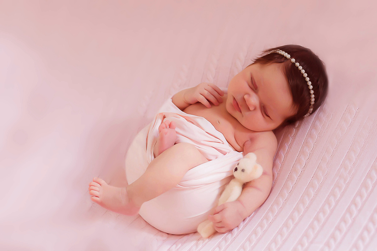 Ensaio de newborn em Pará de Minas da Valentina de 17 dias. Pose no Puff.