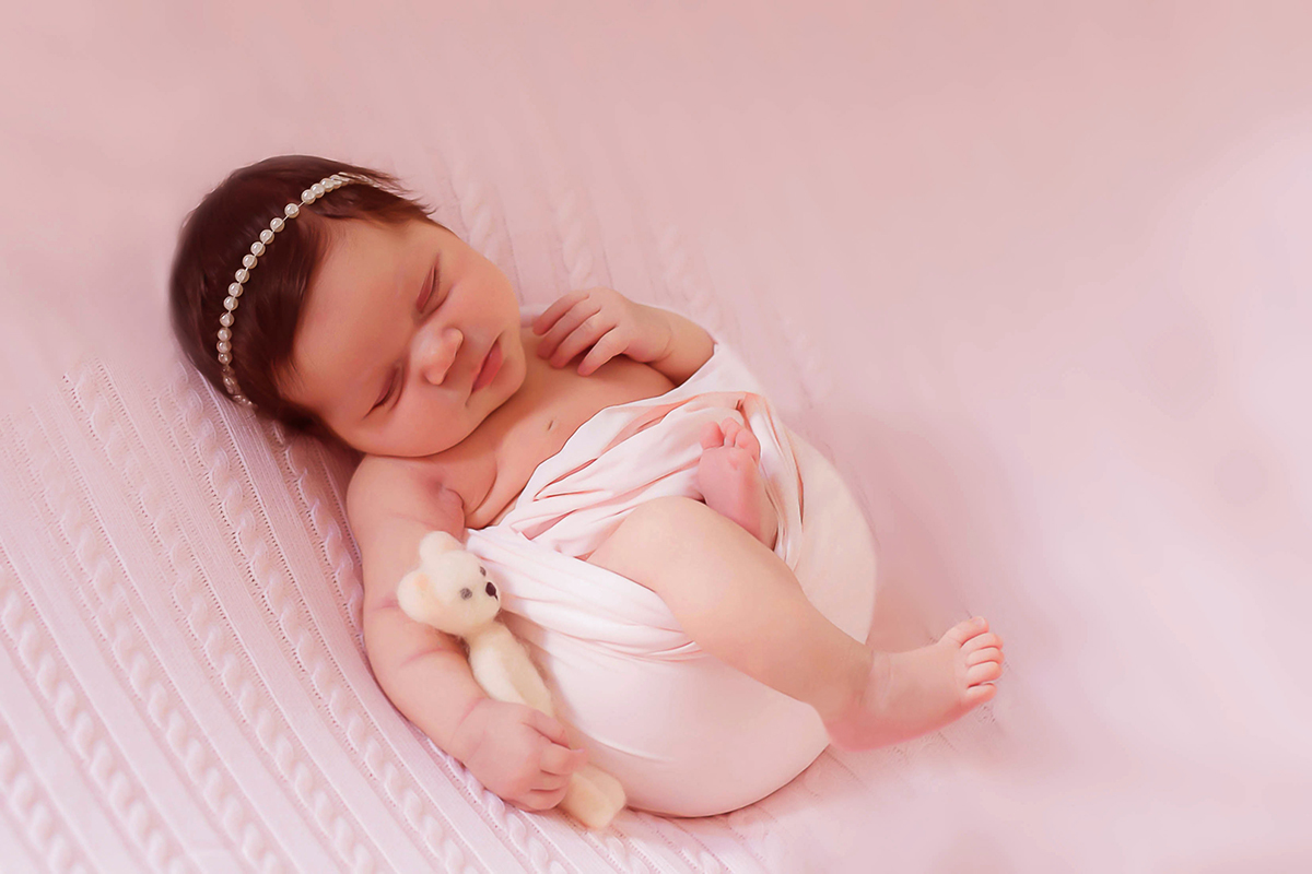 Ensaio de newborn da Valentina de 17 dias. Pose no puff. Ensaio realizado na cidade de Para de Minas.