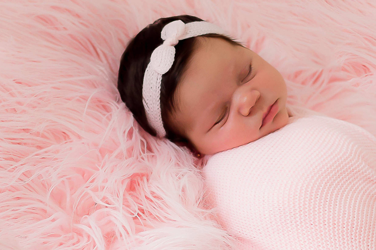 Ensaio de recem nascidos, pose no puff em Pará de Minas. Ensaio da Valentina de 17 dias.