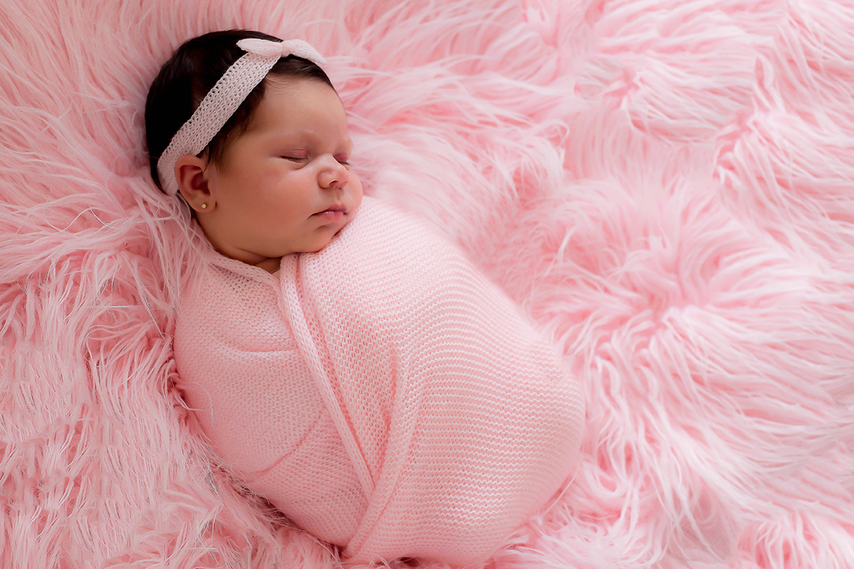 Ensaio de Newborn da Valentina de 17 dias, pose no puff. Ensaio realizado em Pará de Minas.
