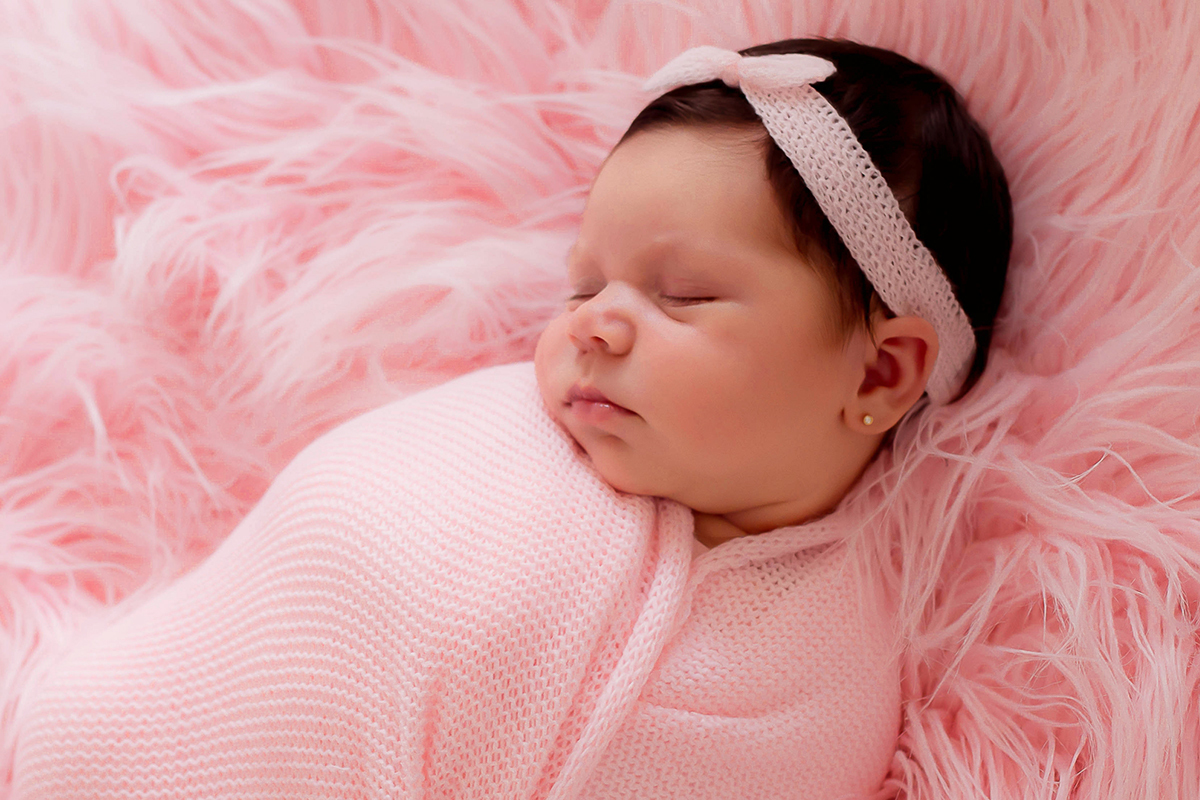 Ensaio de recém nascidos em Pará de Minas. Ensaio da Valentina de 17 dias. Pose no Puff.