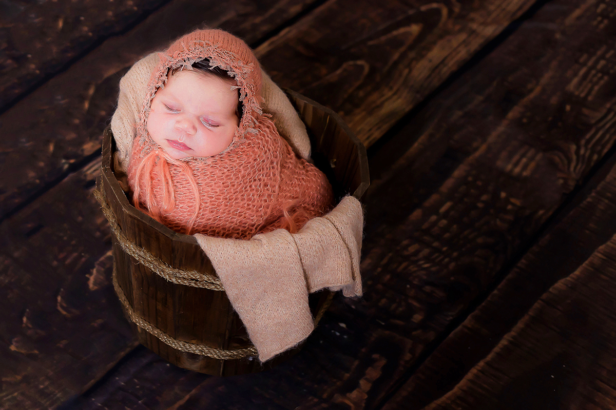 Valentina de 17 dias em seu ensaio de newborn em Para de Minas. Pose no prop baldinho.