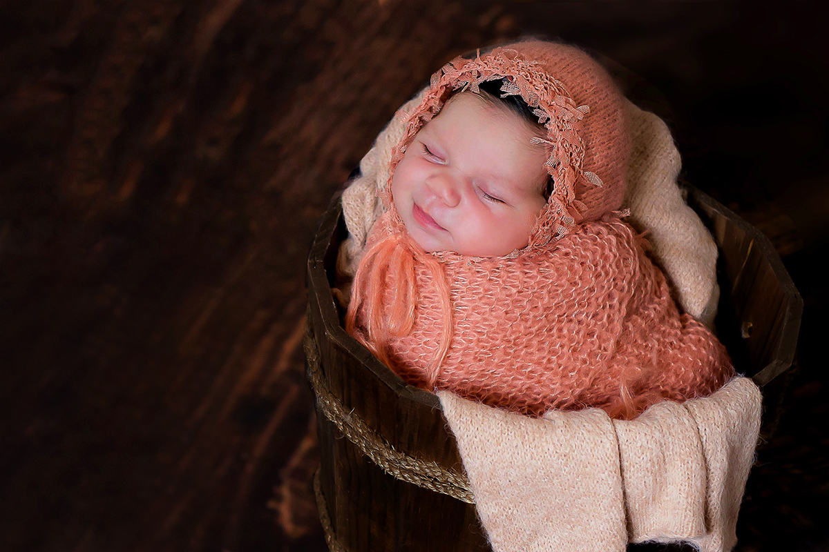 Ensaio de recem nascido da Valentina, pose no prop baldinho, em Pará de Minas.