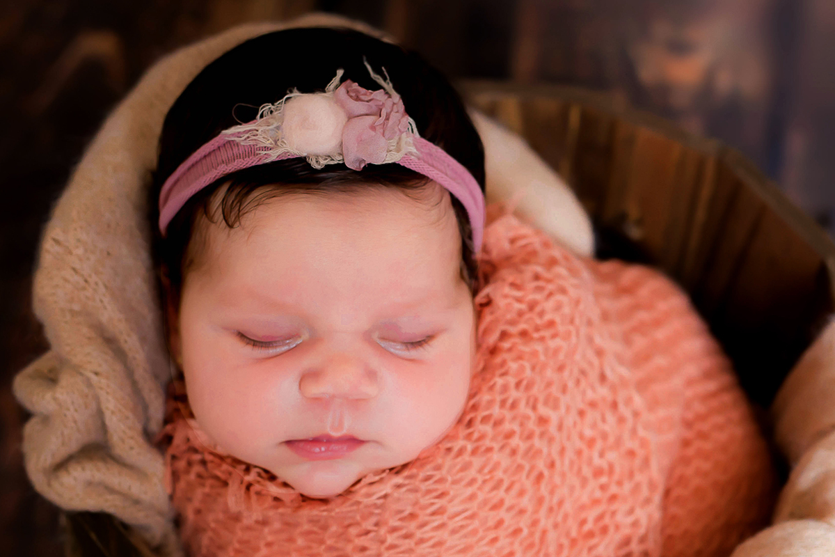 Valentina de 17 dias, no prop baldinho, em seu ensaio de newborn em Pará de Minas.