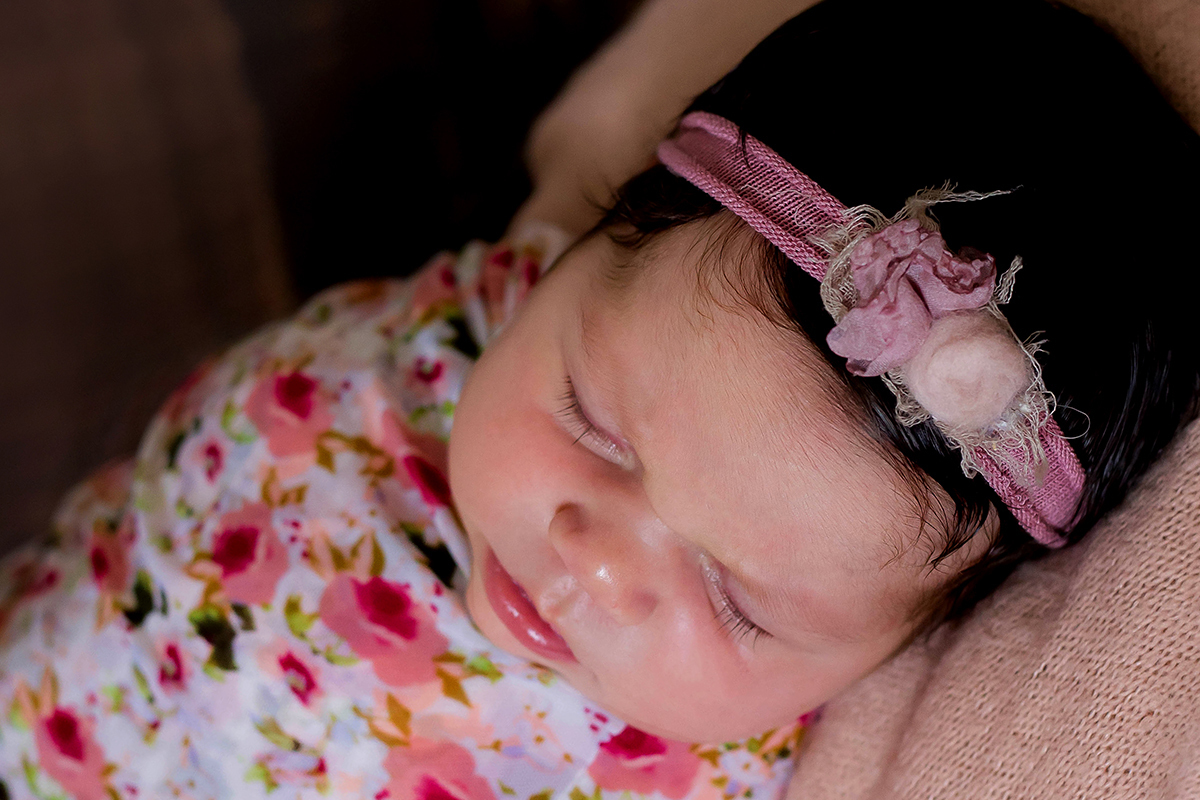 Bebê Valentina de 17 em seu ensaio de newborn em Pará de Minas.