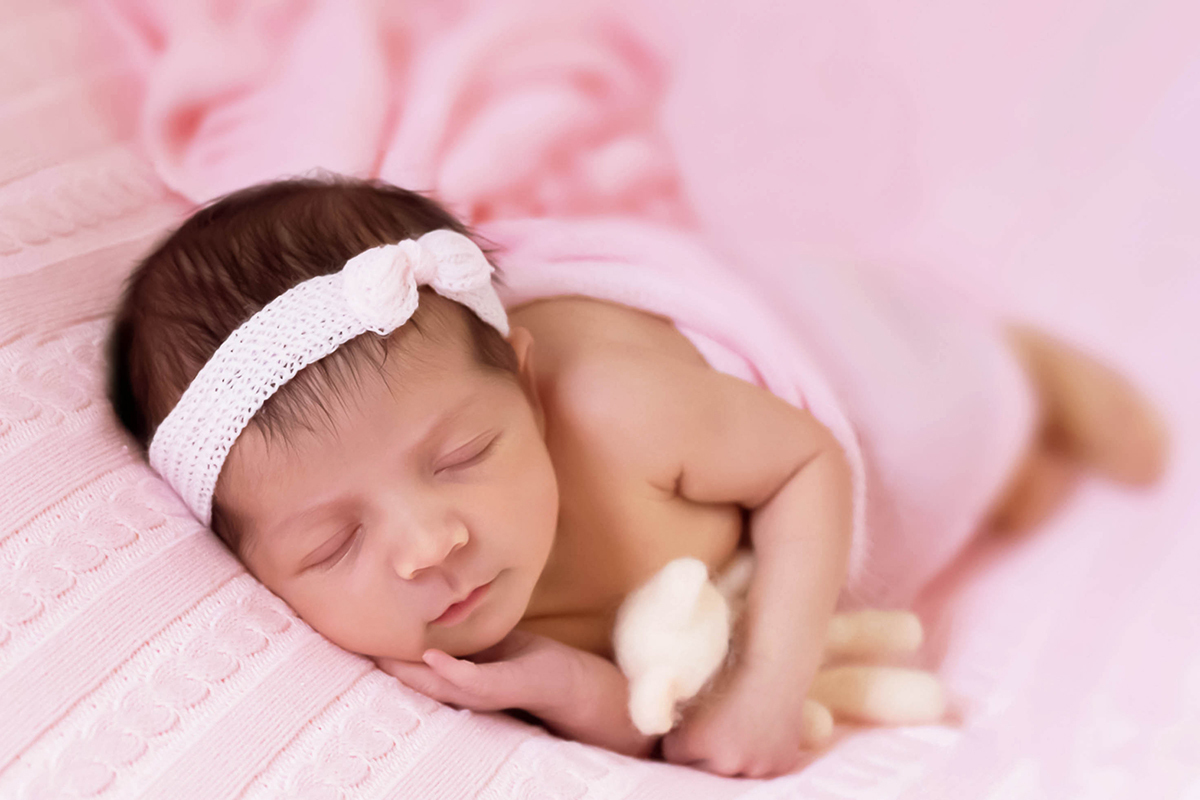 Fotografia de newborn no puff da Eloah de 7 dias. Ensaio de newborn realizado em Pará de Minas.