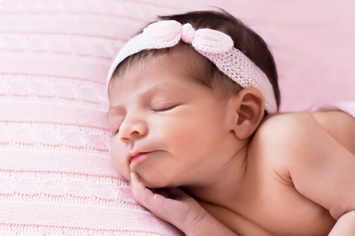 Fotografia de recém nascido em Para de Minas da bebê Eloah de 7 dias. Pose no puff.