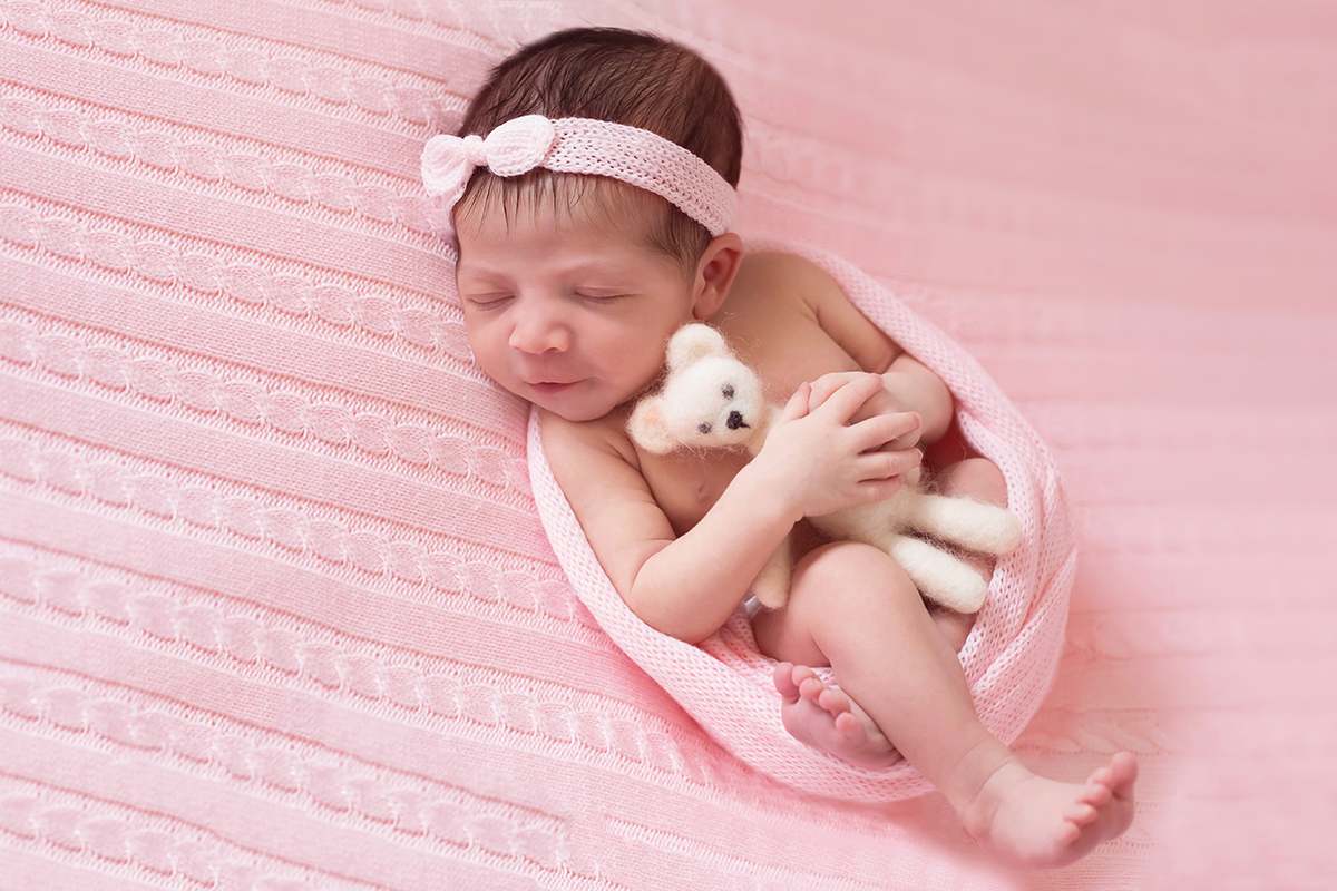 Ensaio de recém nascidos da Eloah de 7 dias em Pará de Minas. Pose no puff de rosinha.