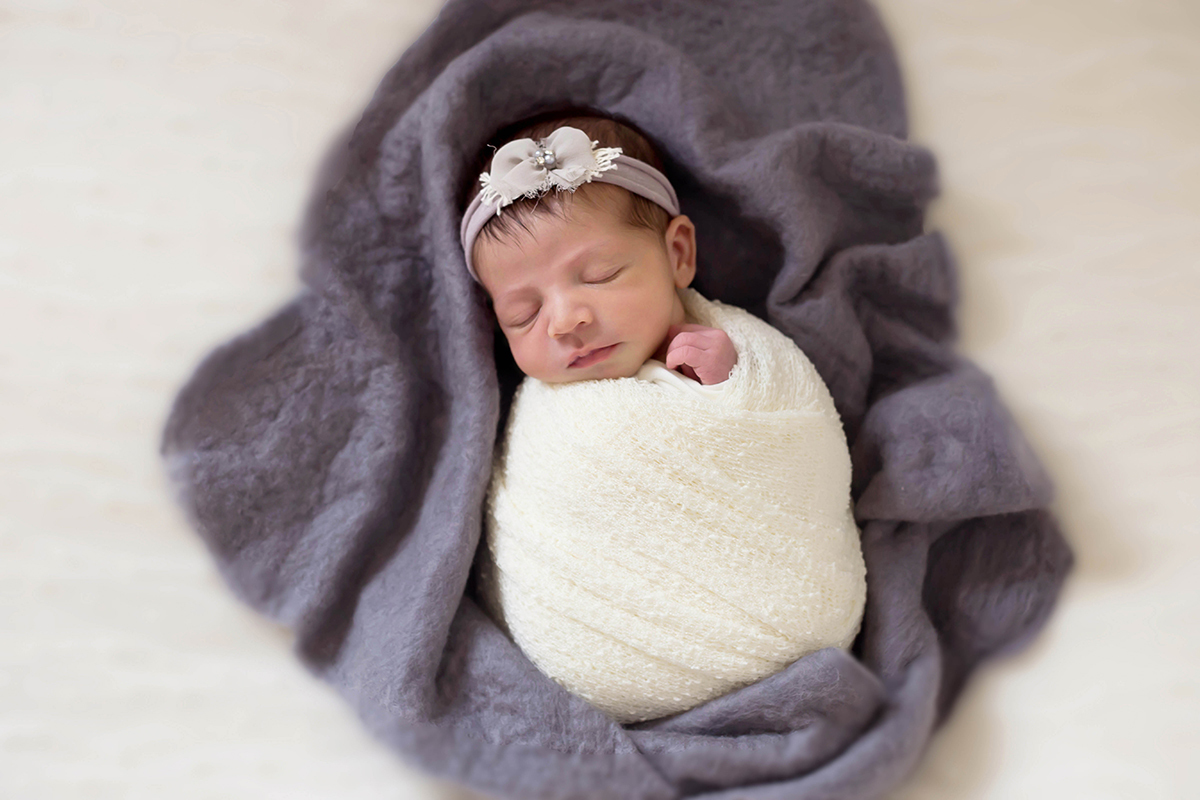 Fotografia de newborn da Eloah. Uma bebê fofo de apenas 7 dias. Ensaio realizado na cidade de Pará de Minas.