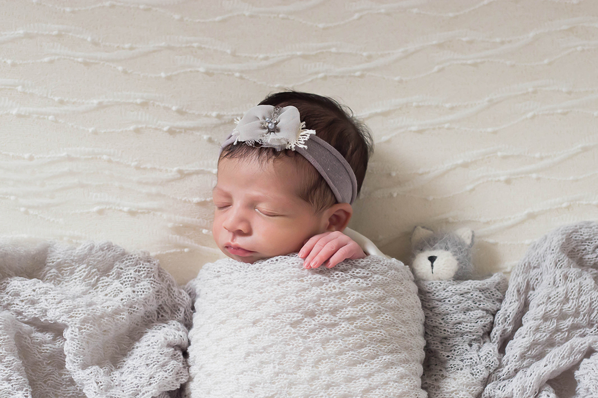 Fotografia de recém nascido da bebê Eloah. Uma bebê fofa de apenas 7 dias.