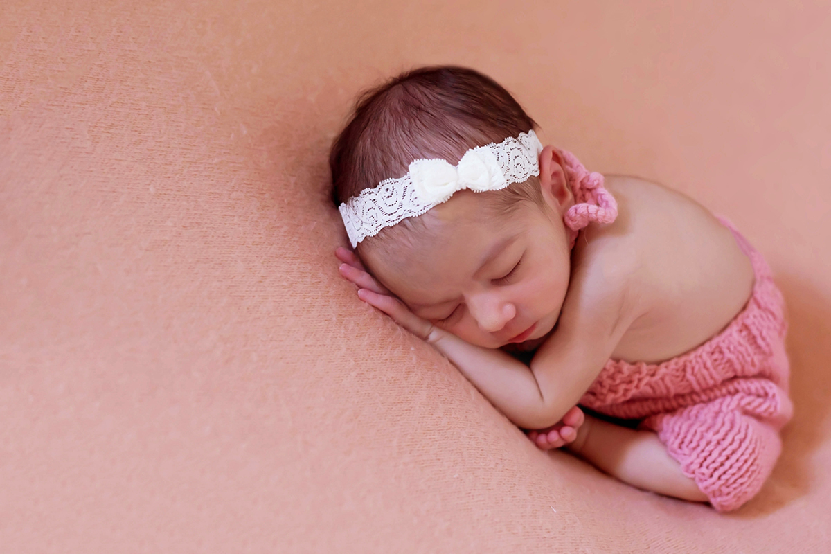 Fotografia de newborn em Pará de Minas. Ensaio da Maria Alice de 9 dias. Pose coala no puff.