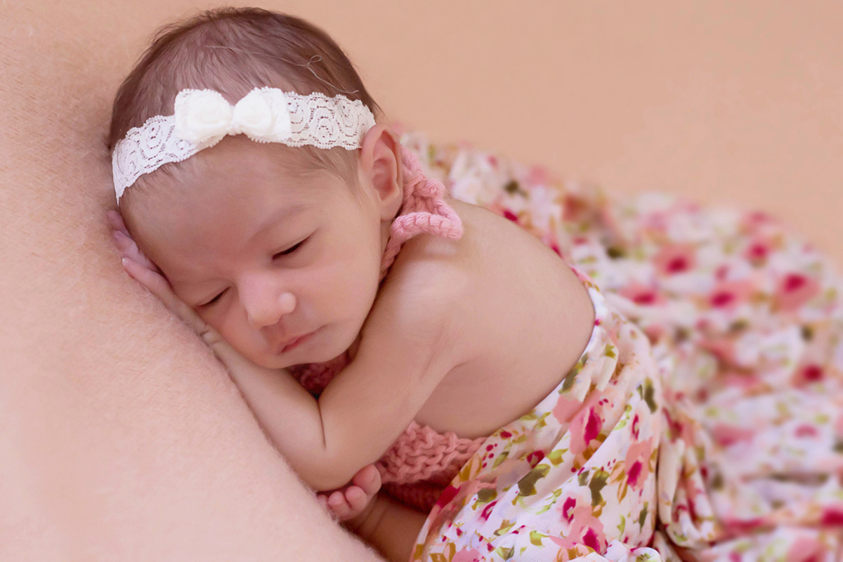 Ensaio de recém nascidos da Maria Alice de 9 dias, na pose do coala no puff.