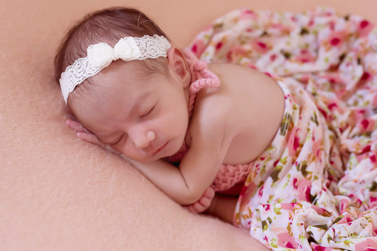 Fotografia de newborn da Maria Alice. Ensaio na cidade de Pará de Minas. Pose do Coala.