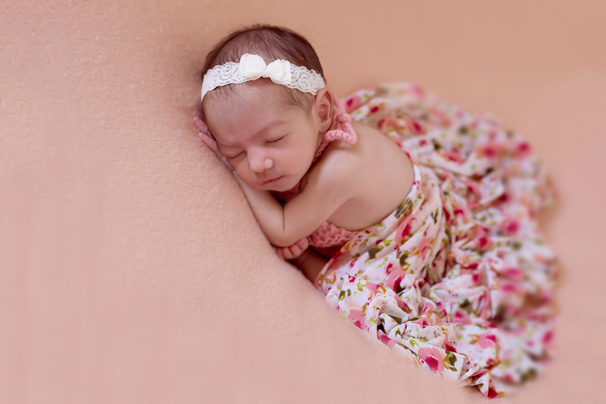 Fotografia de recém nascido da Maria Alice de 9 dias, em Para de Minas. Pose do Coala