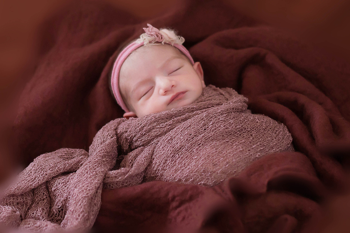 Ensaio de newborn da Maria Alice em Para de Minas. Pose no puff.