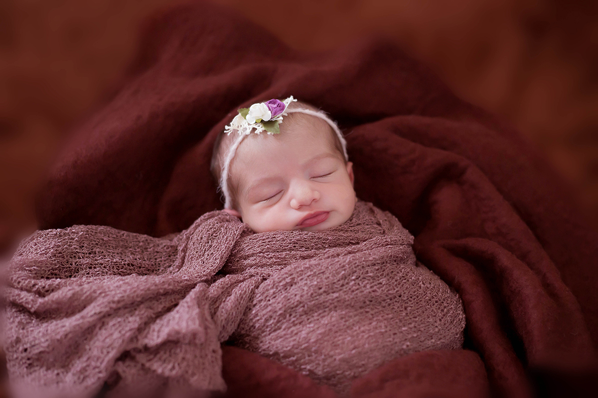 Newborn da Maria Alice de 9 dias em Pará de Minas. Pose no puff.