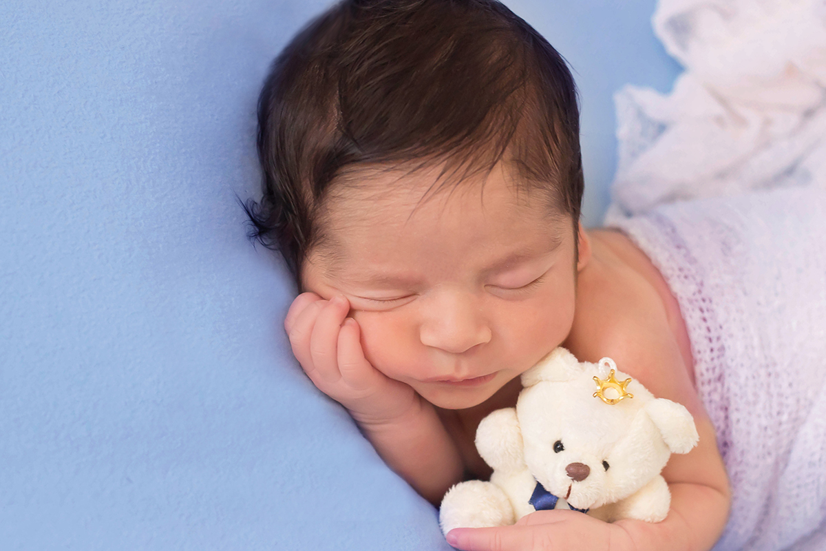 Bernardo de 11 dias modelando pela primeira vez. Fotos de Newborn do Bernardo no Puff com seu ursinho  de estimação.