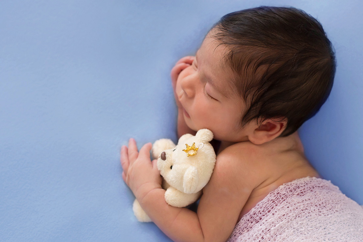 Fotografia de recém nascido do Bernardo. Um bebê foto de 11 dias. Ensaio realizado em Pará de Minas. Pose de ladinho no puff.