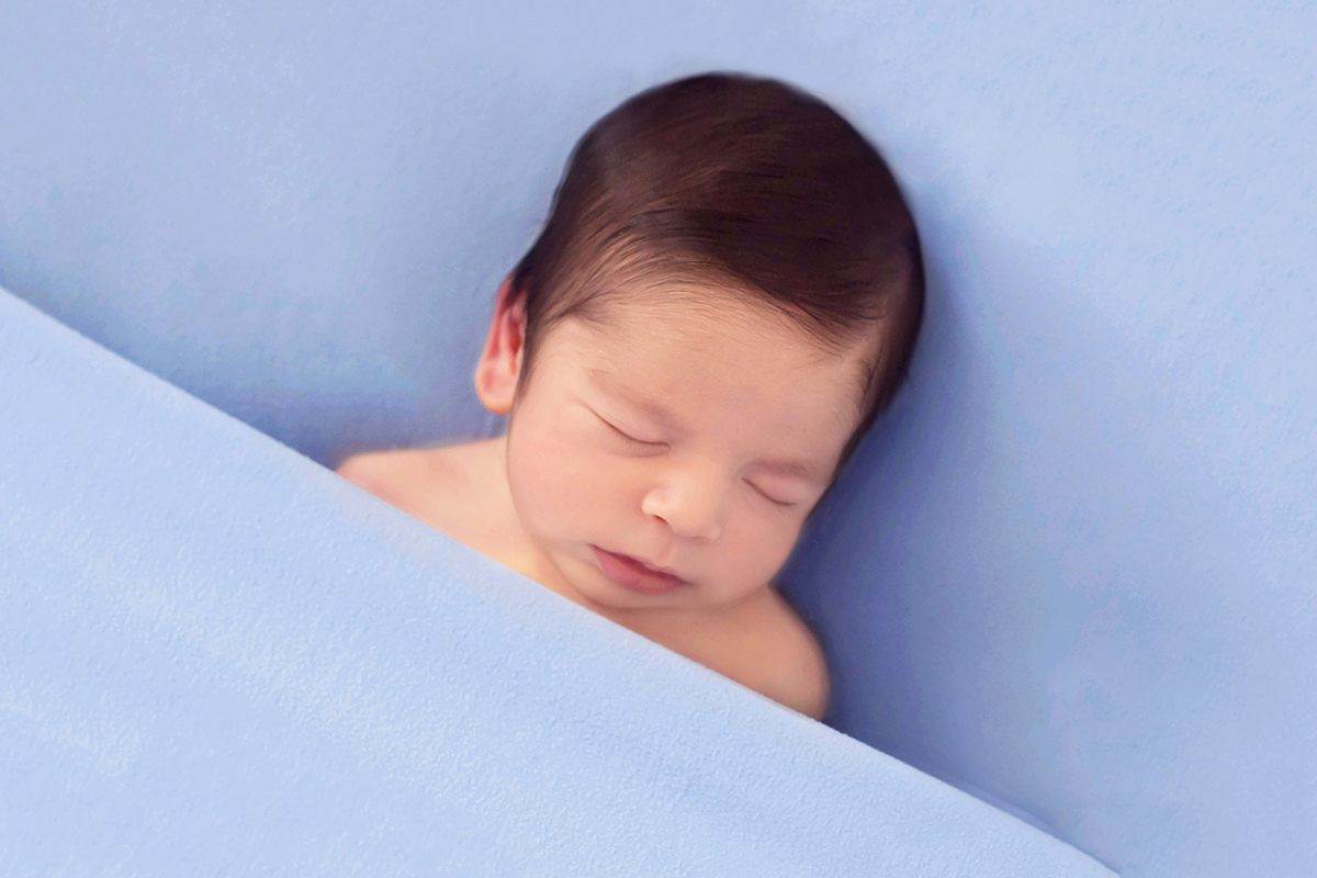 Ensaio de Newborn em Pará de Minas, do Bernardo. Um bebê foto de 11 dias. Pose no puff de barriguinha para cima