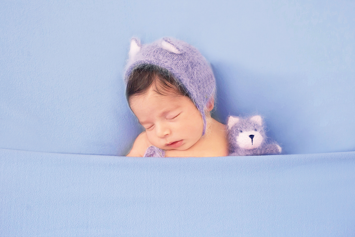 Ensaio de recém nascido do Bernardo de 11 dias. Pose no Puff de barriguinha para cima com mini toy
