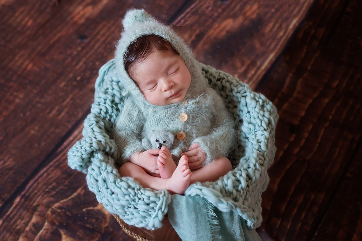 Ensaio de recém nascido em Pará de Minas. Fotos do Bernardo, um bebê fofo de 11 dias, modelando pela primeira vez. Pose no baldinho.