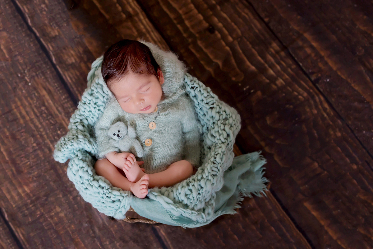 Pose no baldinho do Bernardo de 11 dias modelando no seu ensaio de newborn em Pará de Minas.