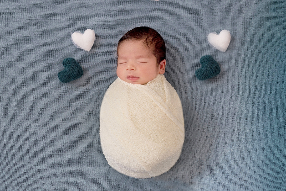 Newborn do Bernardo de 11 dias em Pará de Minas. Pose do saquinho de batata.