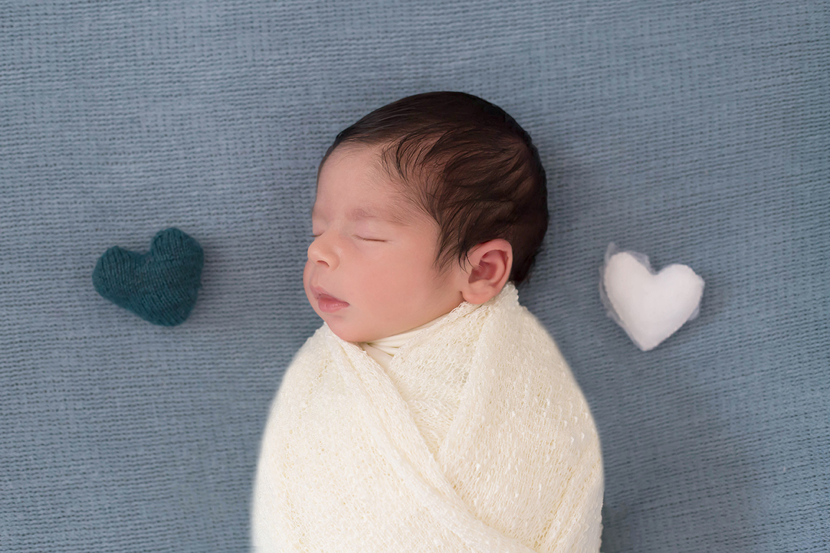 Bernardo de 11 dias modelando no seu ensaio de newborn em Pará de Minas