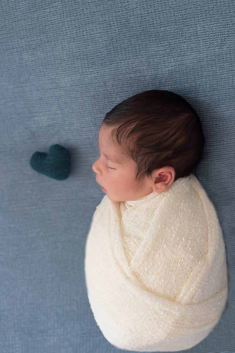 Fotografia de newborn do foto do Bernardo de 11 dias em Pará de Minas. Posse do saquinho de batat.