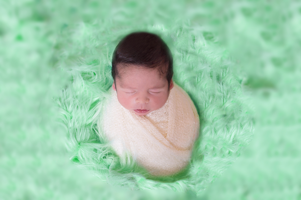 Fotos de recém nascidos em Pará de Minas do Bernardo. Um bebê fofo de 11 dias modelando pela primeira vez. Pose do saquinho de batata