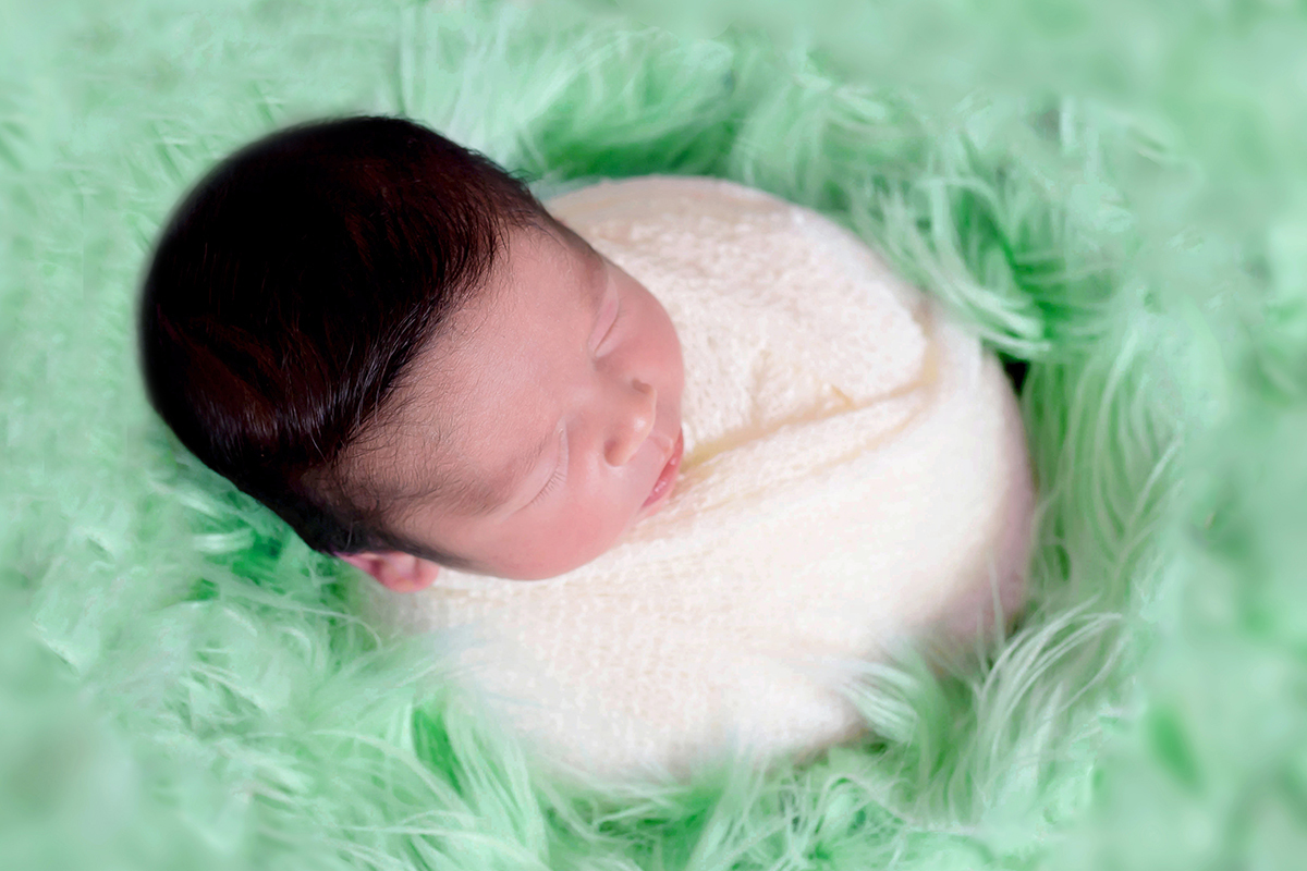 Bernardo modelando pela primeira vez, em seu ensaio de Newborn de 11 dias em Pará de Minas. Pose saquinho de batata.