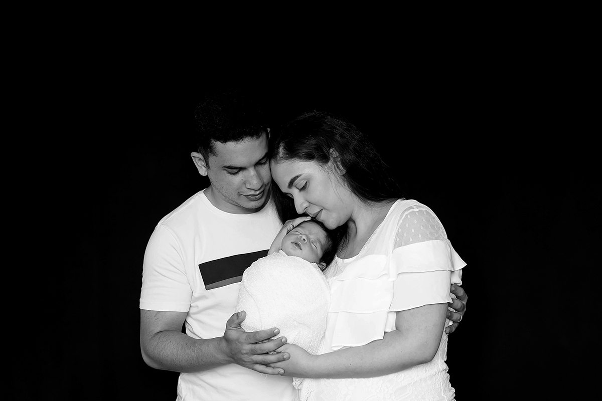 Pose com os pais no ensaio de recém nascido do Bernardo em Pará de Minas