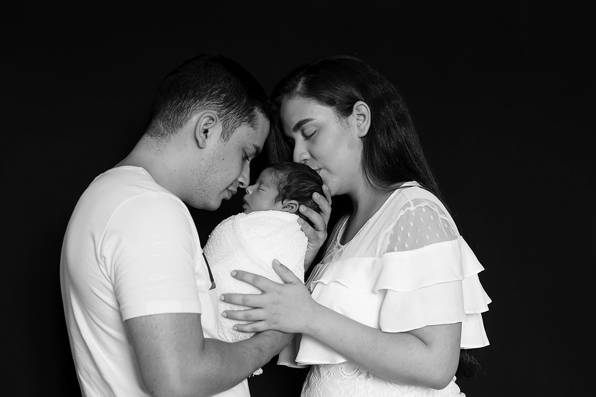 Fotos com os pais no newborn do Bernardo de 11 dias. Ensaio ocorrido em Pará de Minas