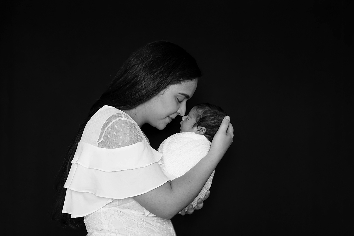 Pose com a mãe no ensaio de Newborn do Bernardo de 11 dias, em Pará de Minas