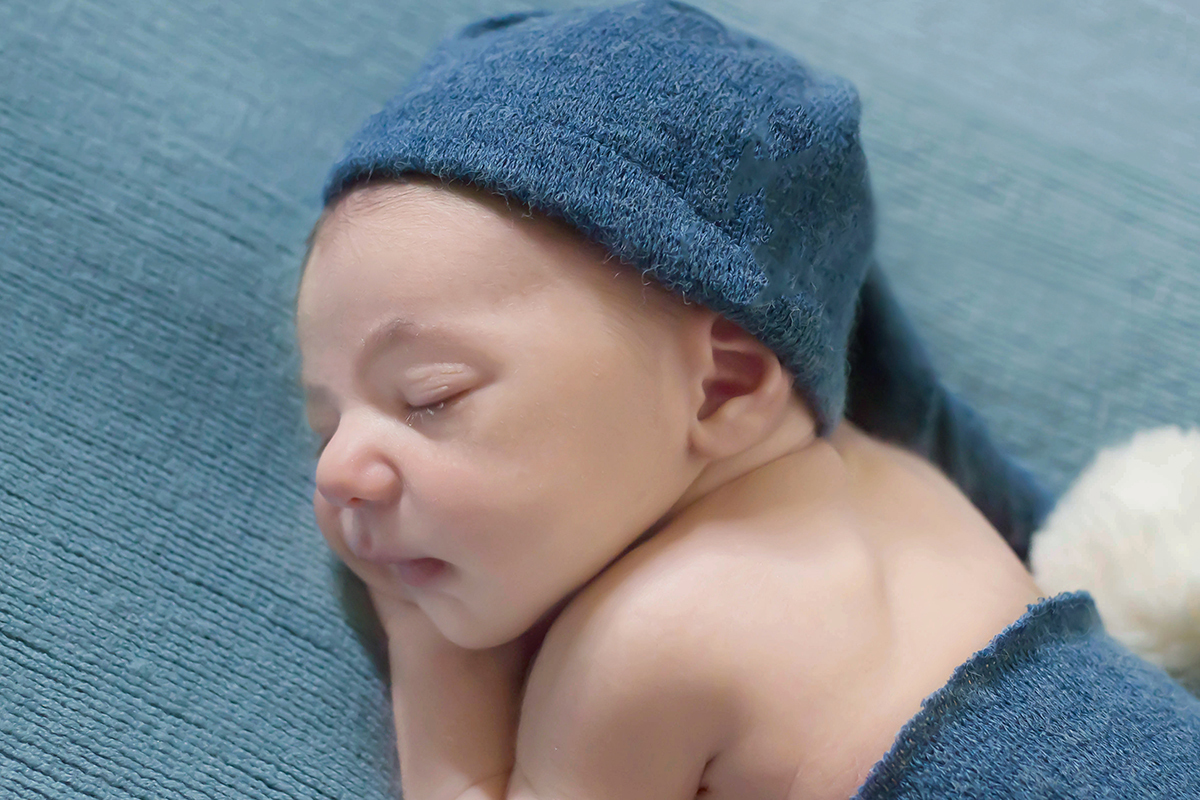 ensaio de recém-nacidos em Pará de Minas, do João Pedro de 11 dias. Foto no puff.