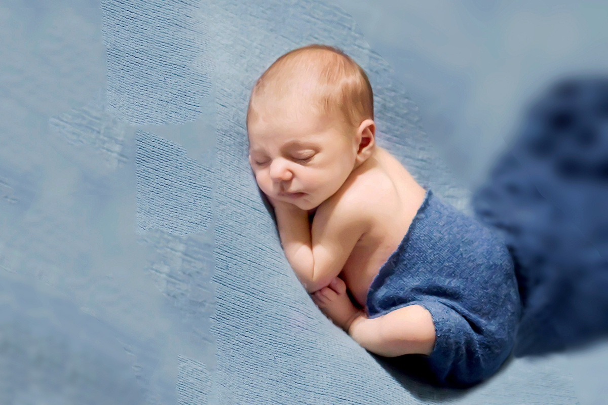 João Pedro modelando pela primeira vez em seu ensaio de recém nascidos. Fotografias realizadas na cidade de Para de Minas.