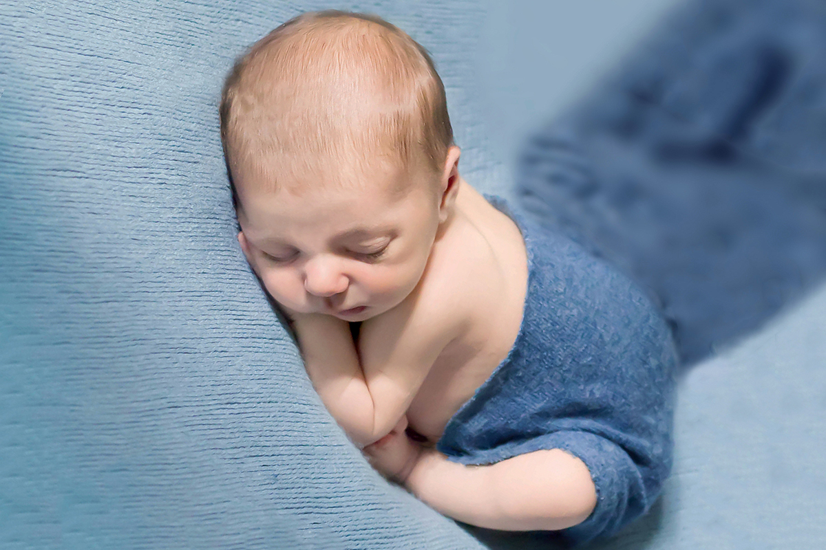 Ensaio de newborn do João Pedro de 11 dias em Pará de Minas. Pose o puff em uma composição monocromática.