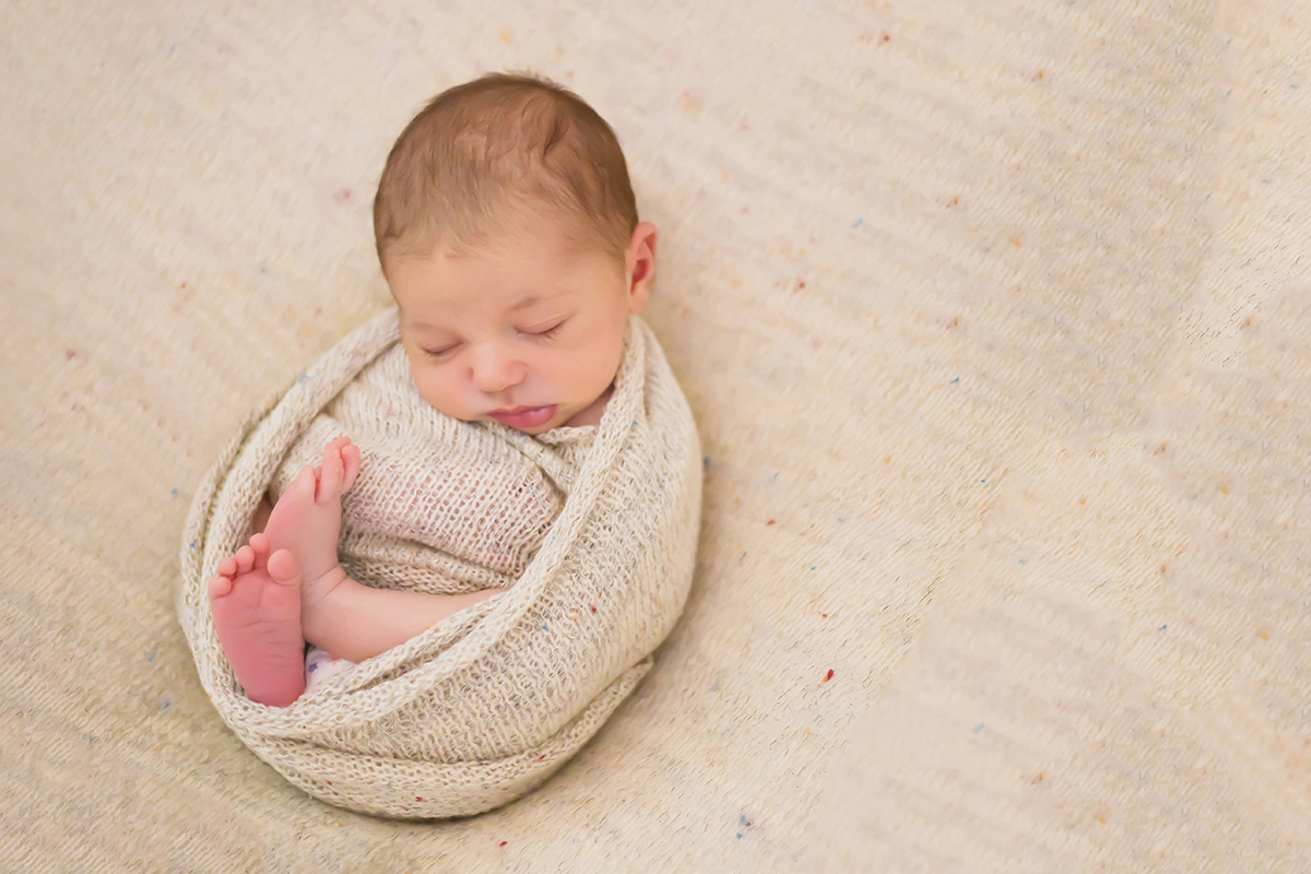 João Pedro modelando em seu ensaio de newborn, em Pará de Minas,