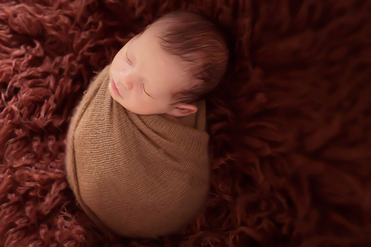 Pose do saquinho do puff do Miguel de 9 dias, em seu ensaio de Newborn. Fotografias na cidade de Para de Minas