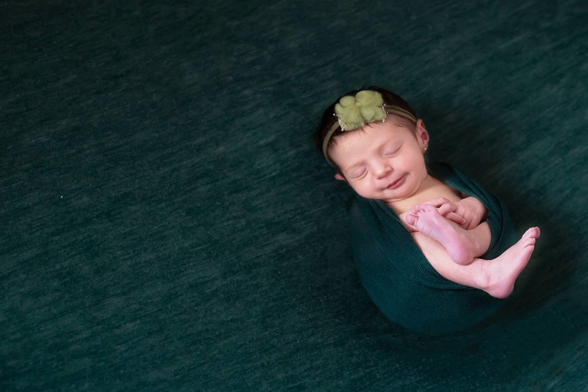Primeiro ensaio da Maria Luísa. Uma princesa de 19 dias em seu ensaio de Newborn em Pará de Minas