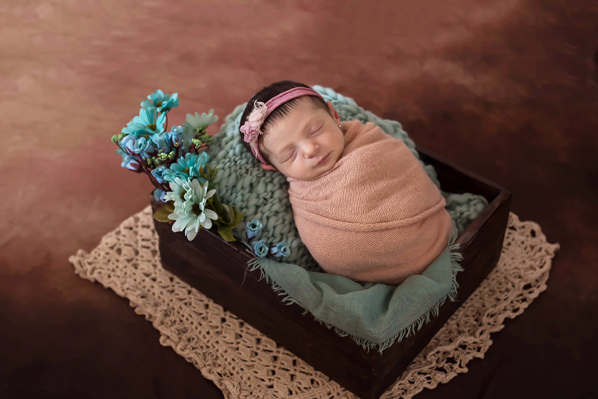 Fotos de newborn da Maria Luísa de 19 dias em Pará de Minas. Pose no prop caixote.