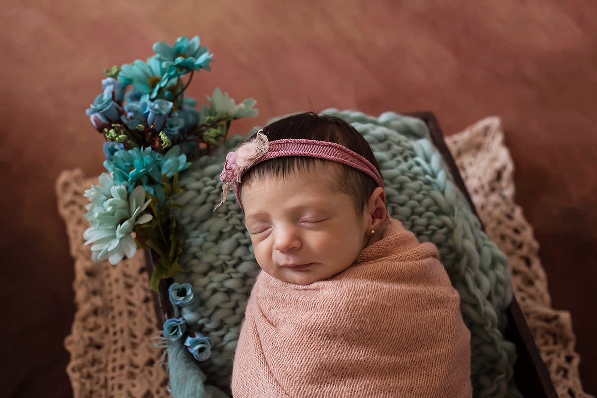 Ensaio de newborn da Maria Luísa de 19 dias, pose no prop caixote,. Ensaio realizado em Para de Minas