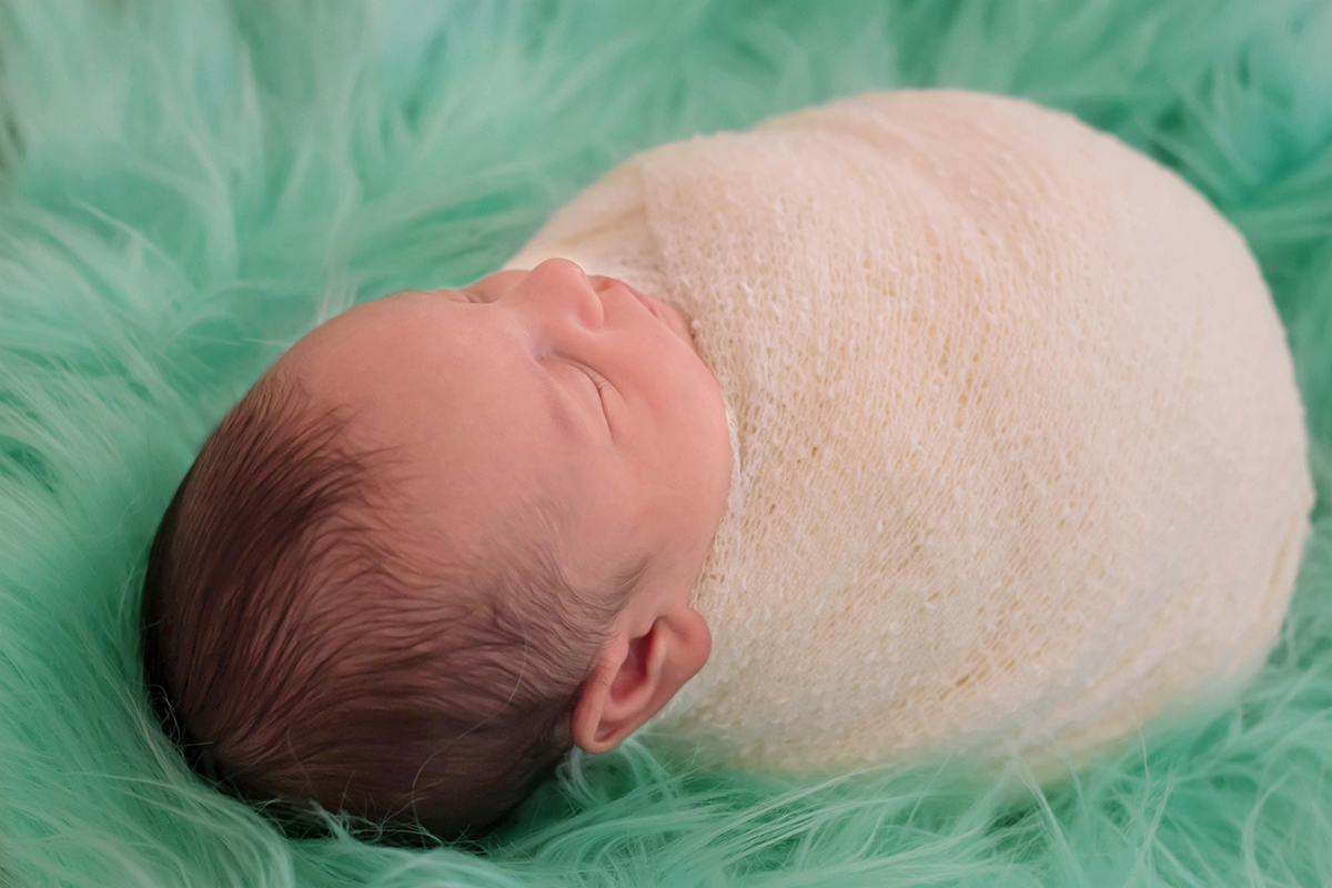 Gabriel de 12 dias em seu ensaio de newborn. Fotos realizadas na cidade de Pará de Minas