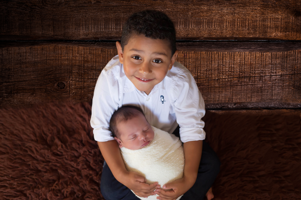 Fotografia de Newborn do Gabriel com a participação de seu irmãozinho Guilherme.