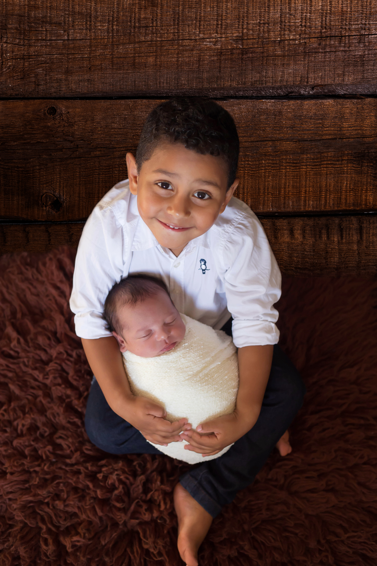 Gabriel e seu irmão Guilherme. Ensaio de Newborn em Pará de Minas.